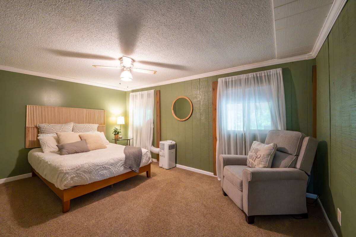 Bedroom 1 - Queen Bed