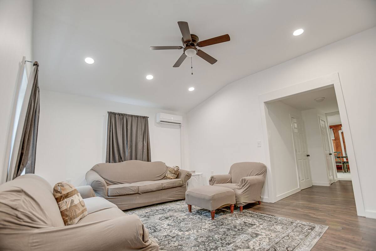 There are 2 sitting areas in the retreat so that there is room for you and all of your loved ones!