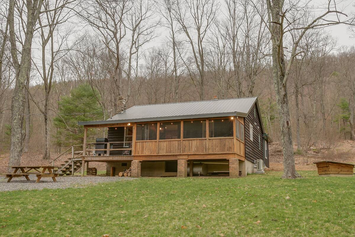 Wood smoke and stillness at a cabin built for slow days in Woodward, PA