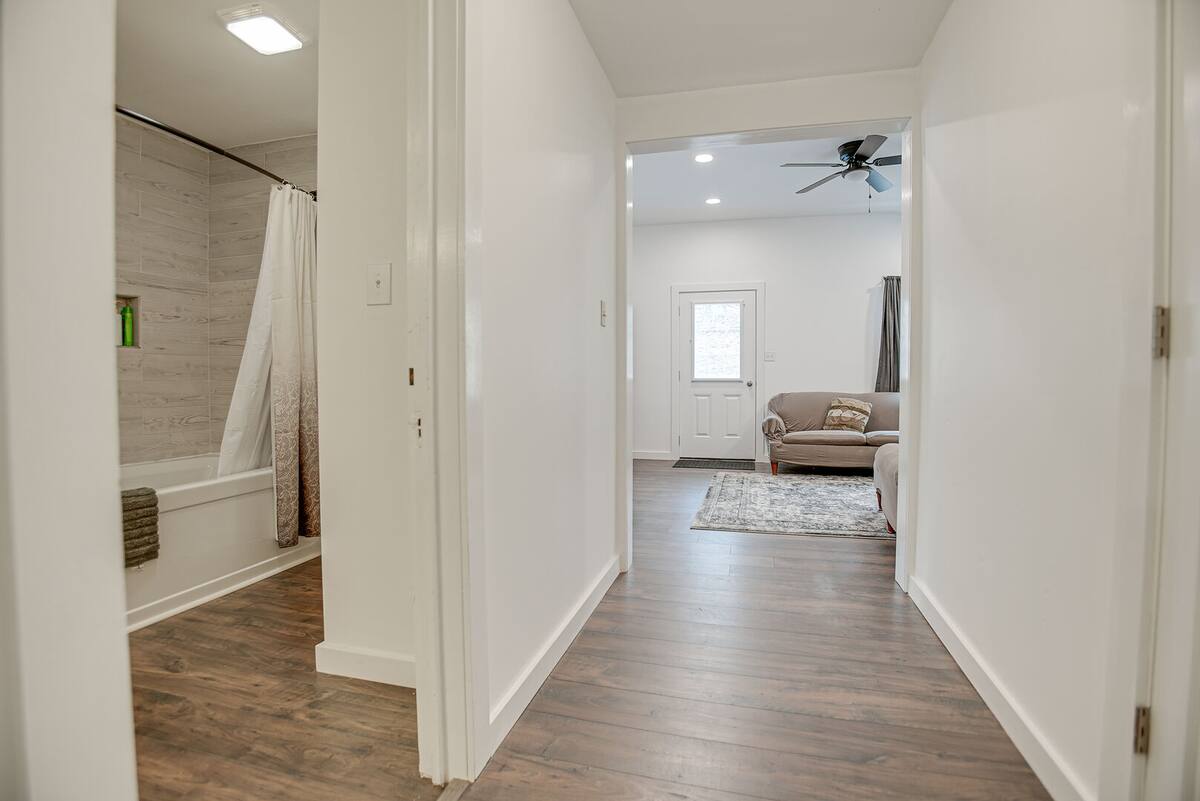 Hallway to bathroom and living room 1