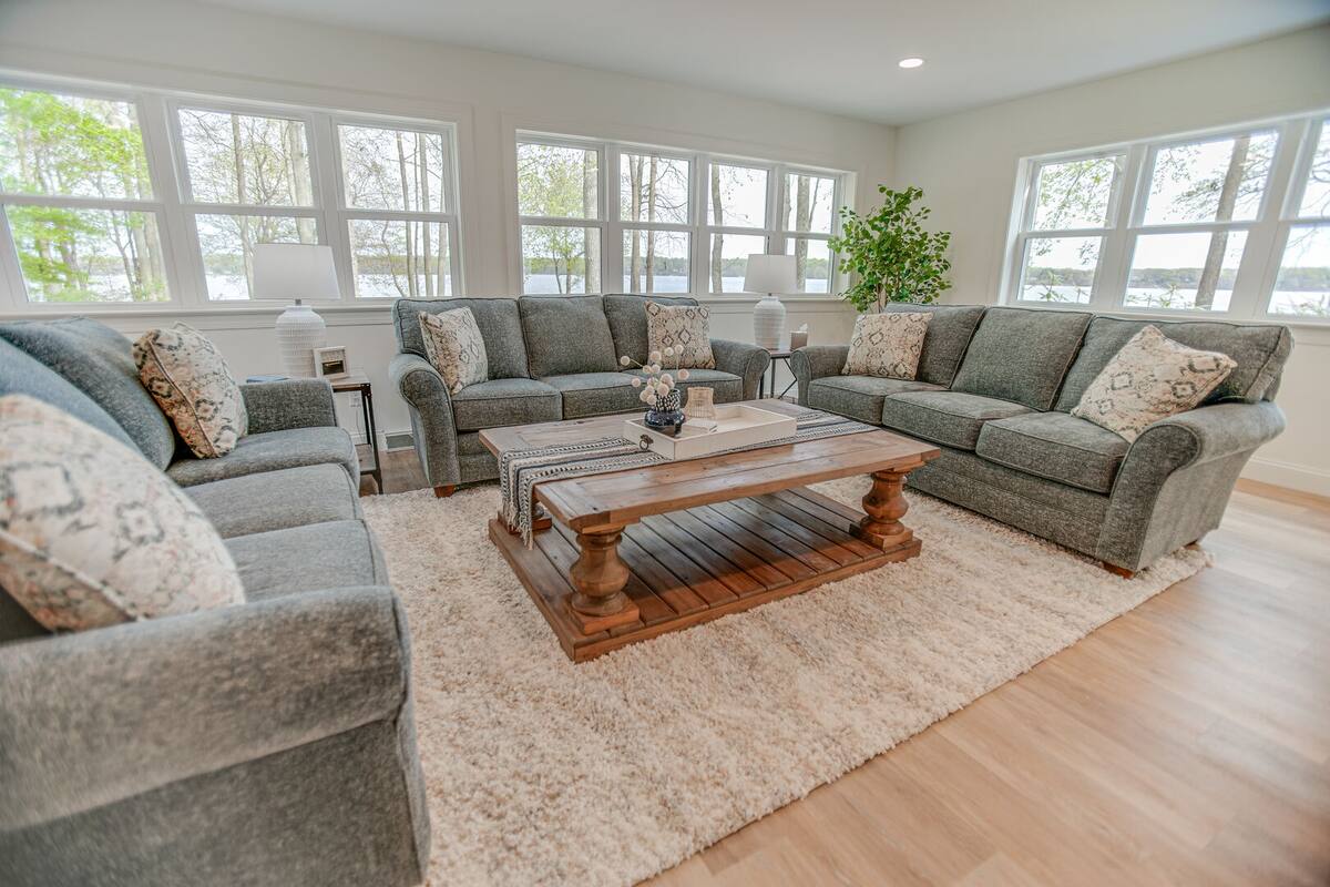 There is plenty of seating for you and your loved ones in this spacious living room!