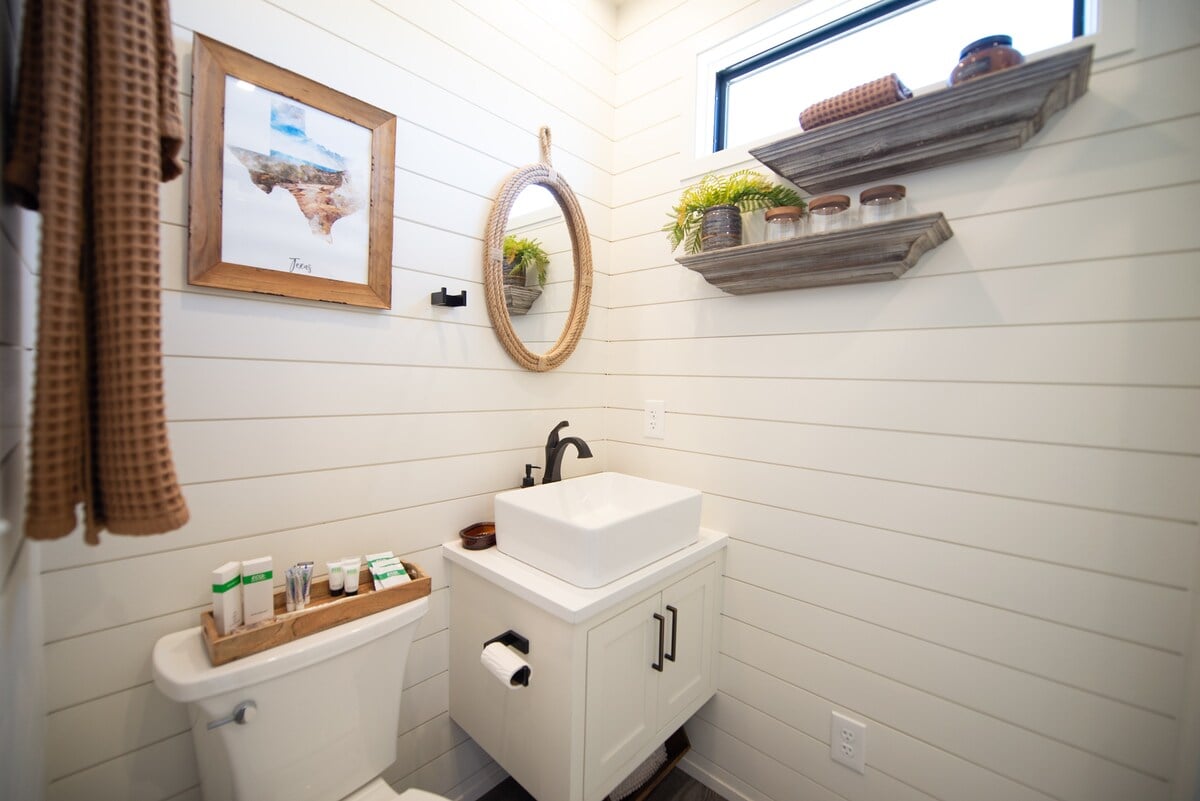 The Longhorn Stunning Container Home-In Alpine image 16