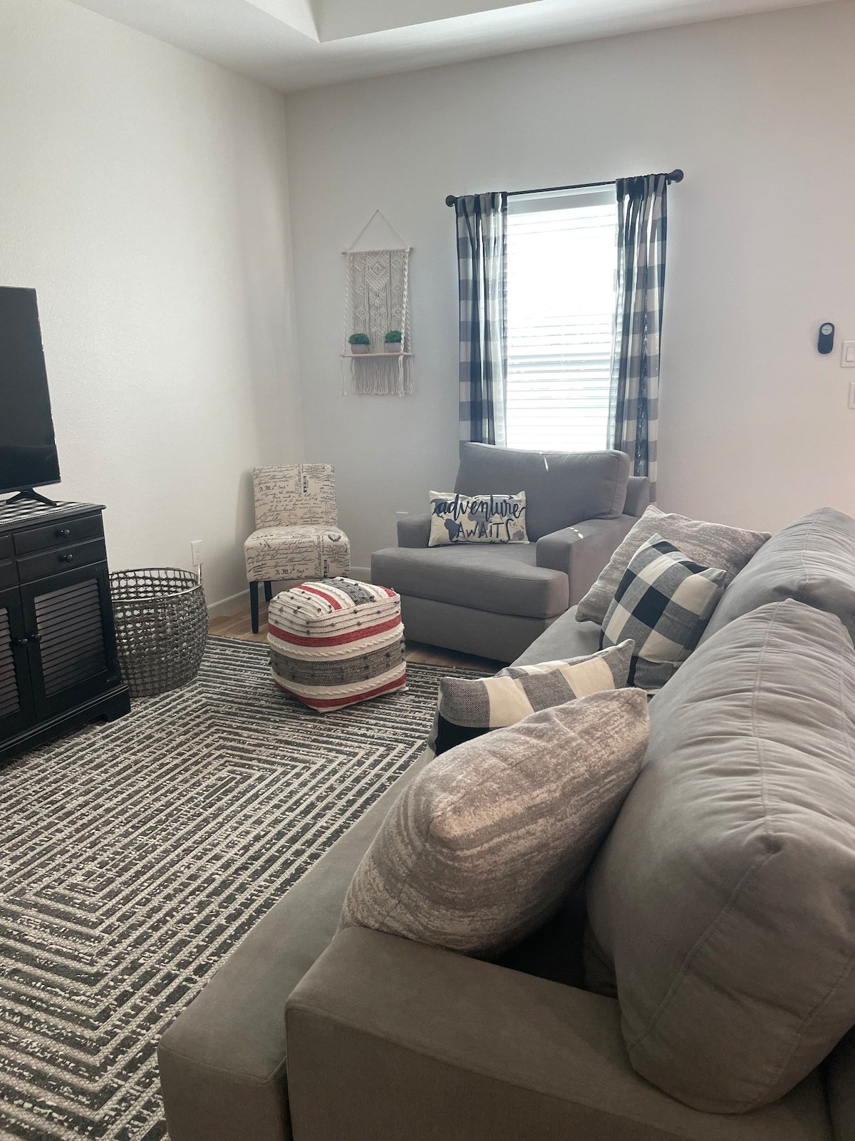 Living room w/ lots of seating and 55" TV.
