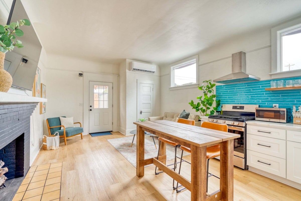Modern 1BR - Bright - Private - Perfectly Located image 6