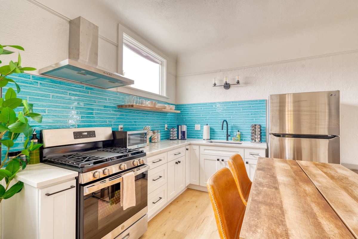 Modern 1BR - Bright - Private - Perfectly Located image 8