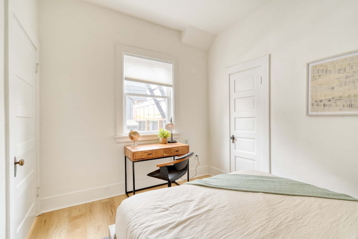 Modern 1BR - Bright - Private - Perfectly Located image 14