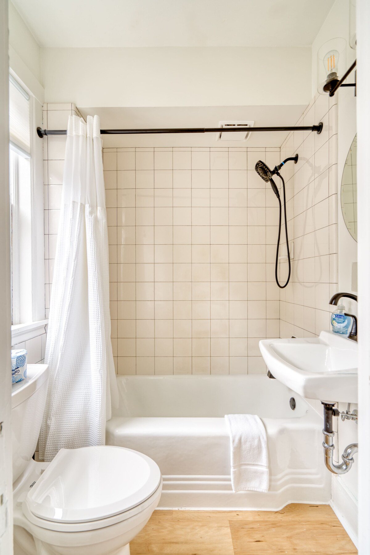 Modern 1BR - Bright - Private - Perfectly Located image 15