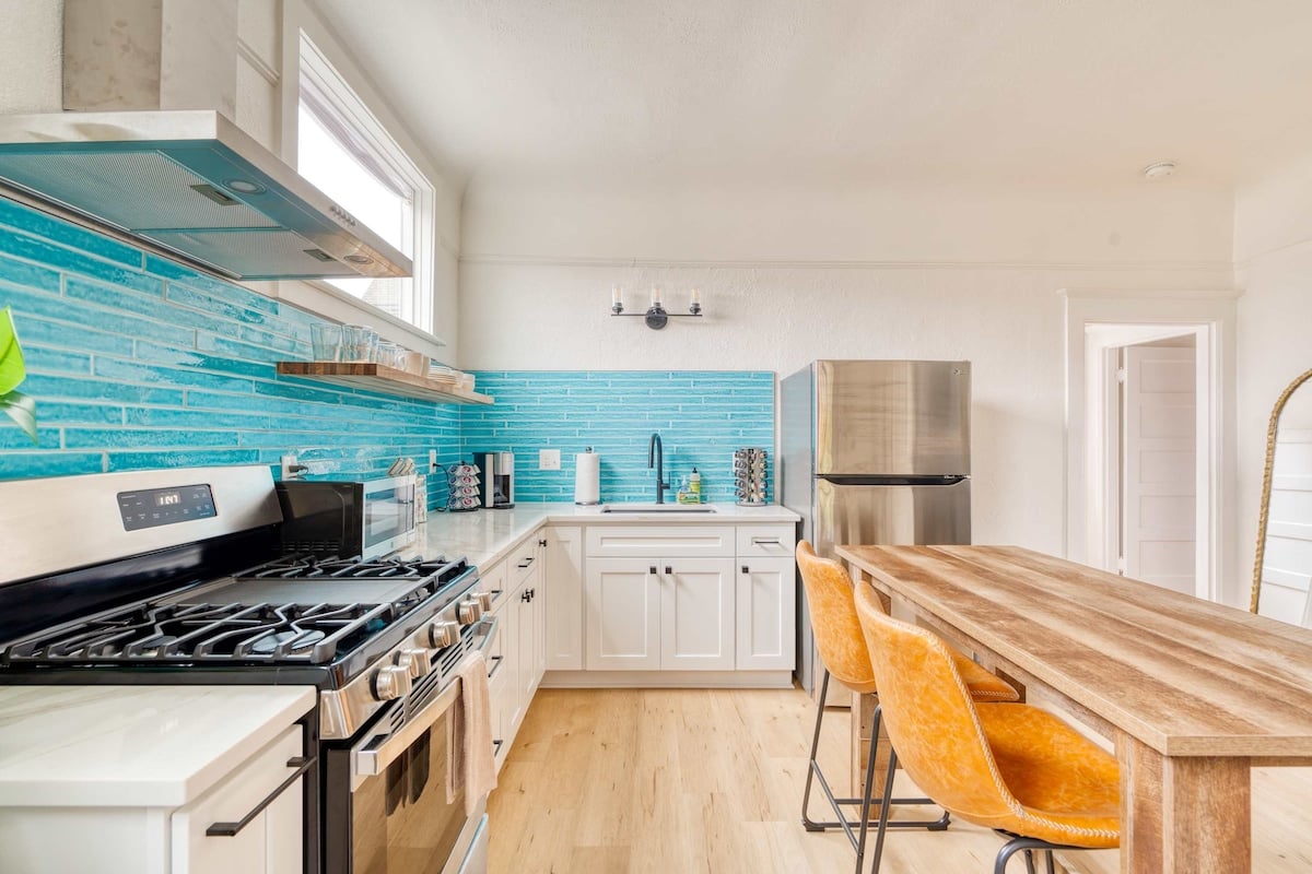 Modern 1BR - Bright - Private - Perfectly Located image 5
