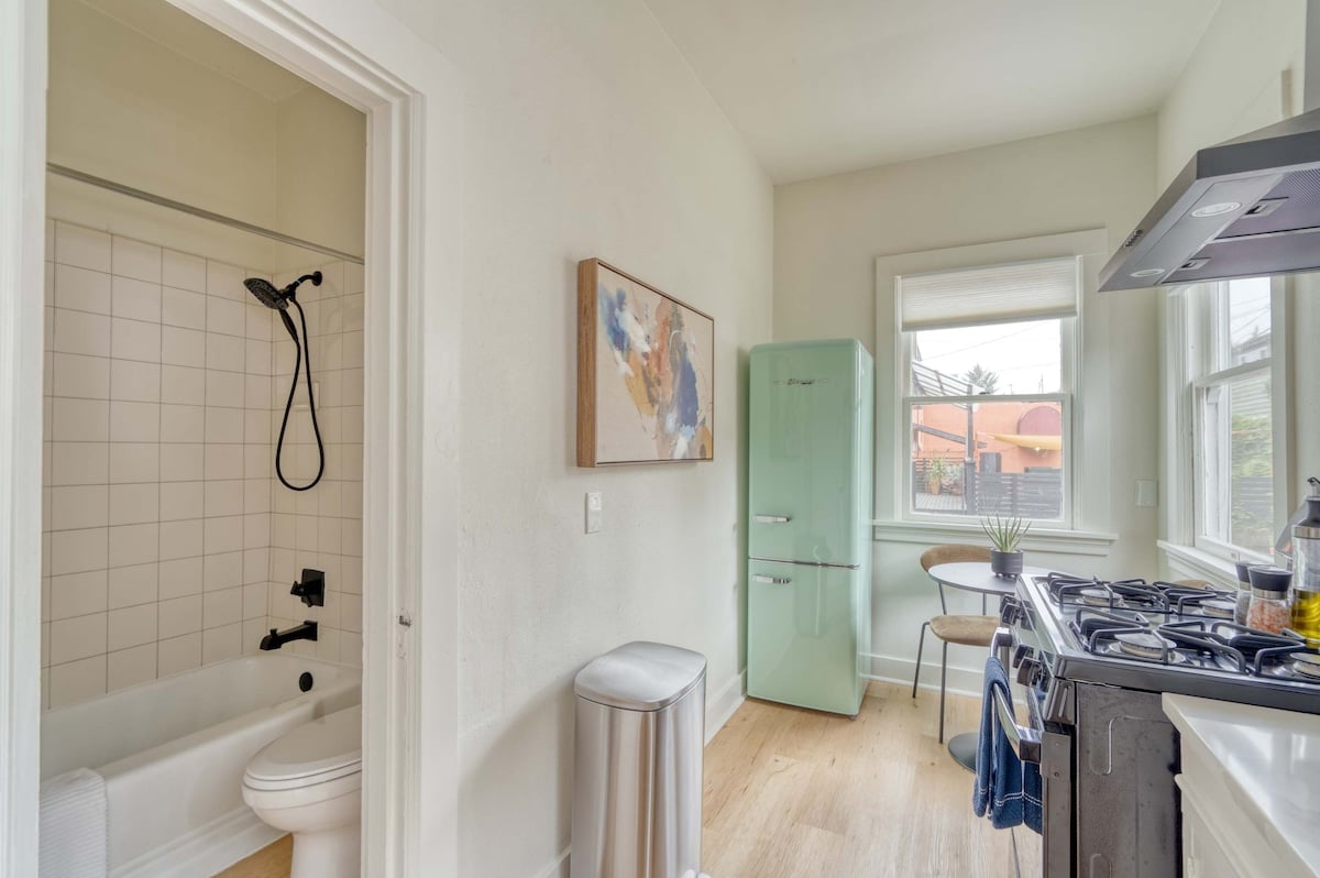 Renovated Studio - Walk to Shops - Private Retreat image 9