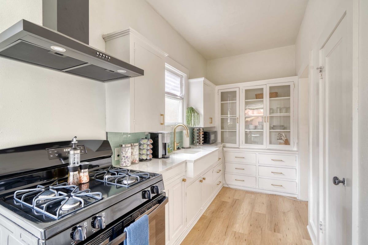 Renovated Studio - Walk to Shops - Private Retreat image 12