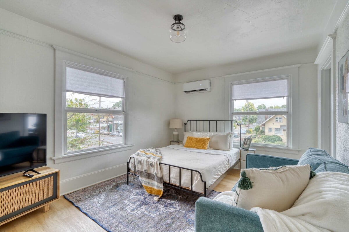 Renovated Studio • Dining Nearby • AC • Fast WiFi image 6