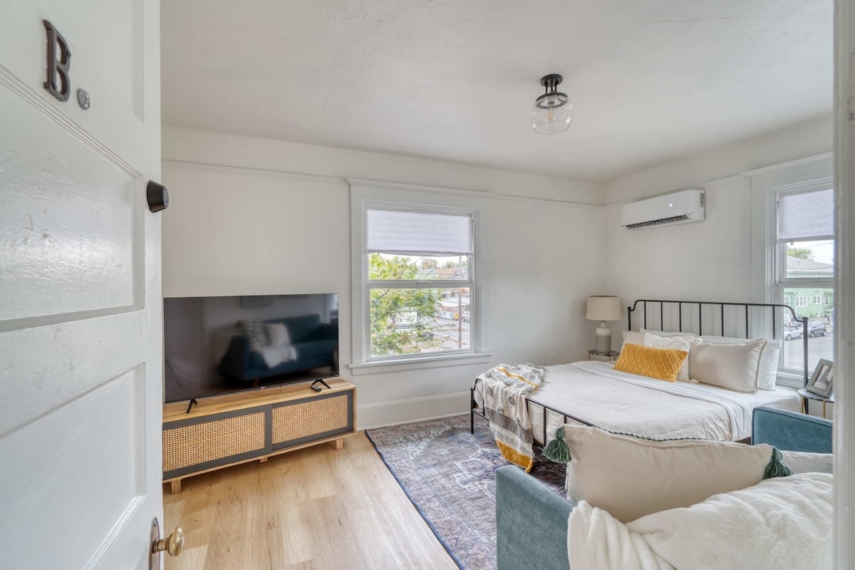 Renovated Studio • Dining Nearby • AC • Fast WiFi image 7