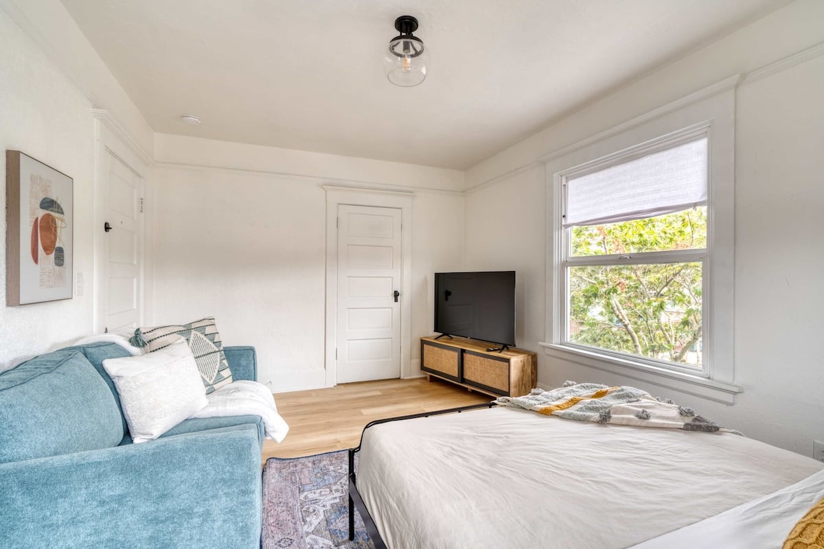 Renovated Studio • Dining Nearby • AC • Fast WiFi image 8