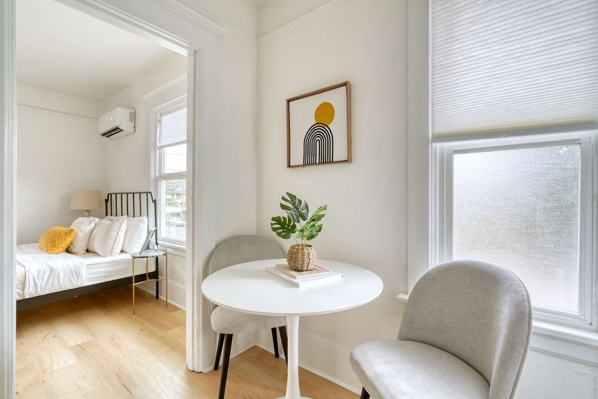 Renovated Studio • Dining Nearby • AC • Fast WiFi image 9
