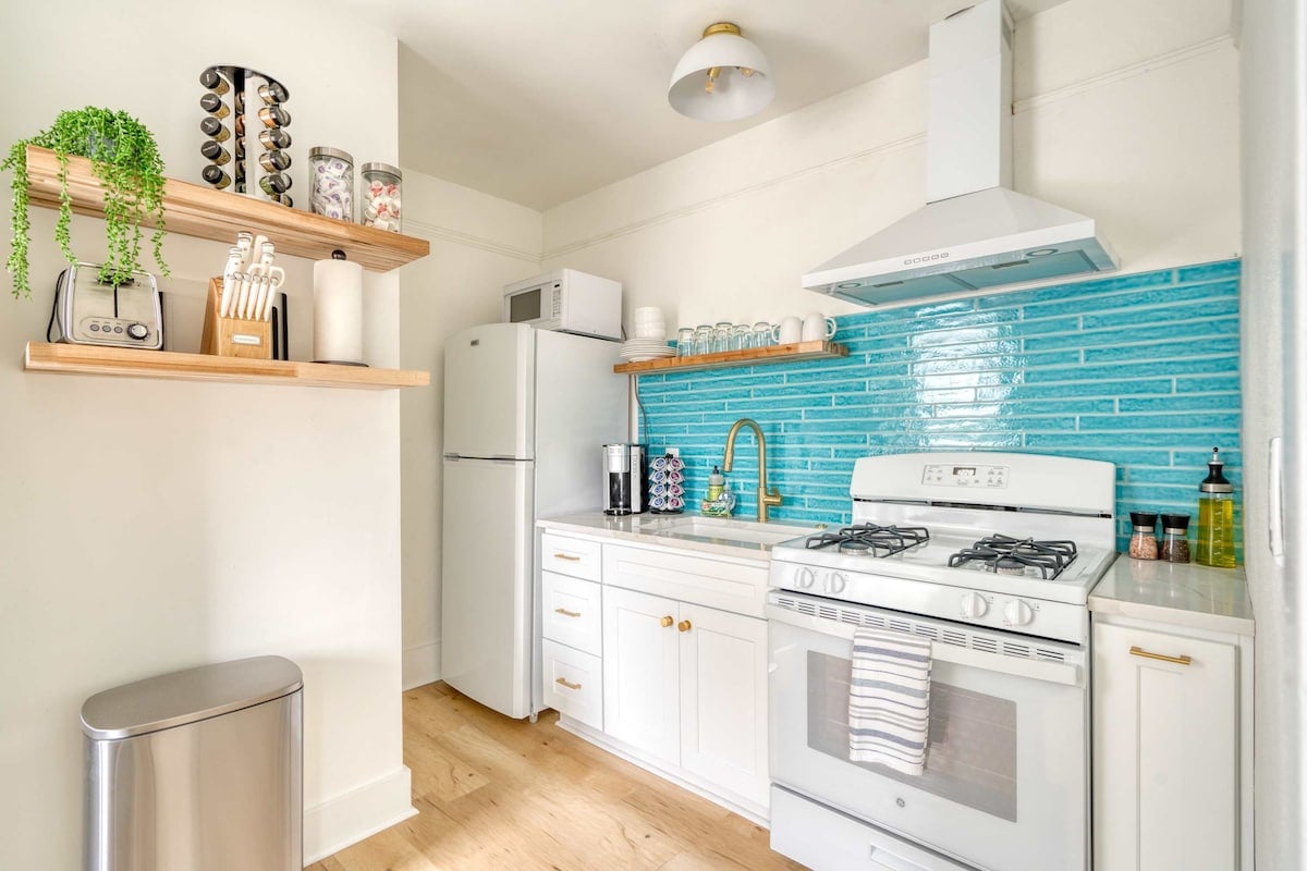 Renovated Studio • Dining Nearby • AC • Fast WiFi image 10