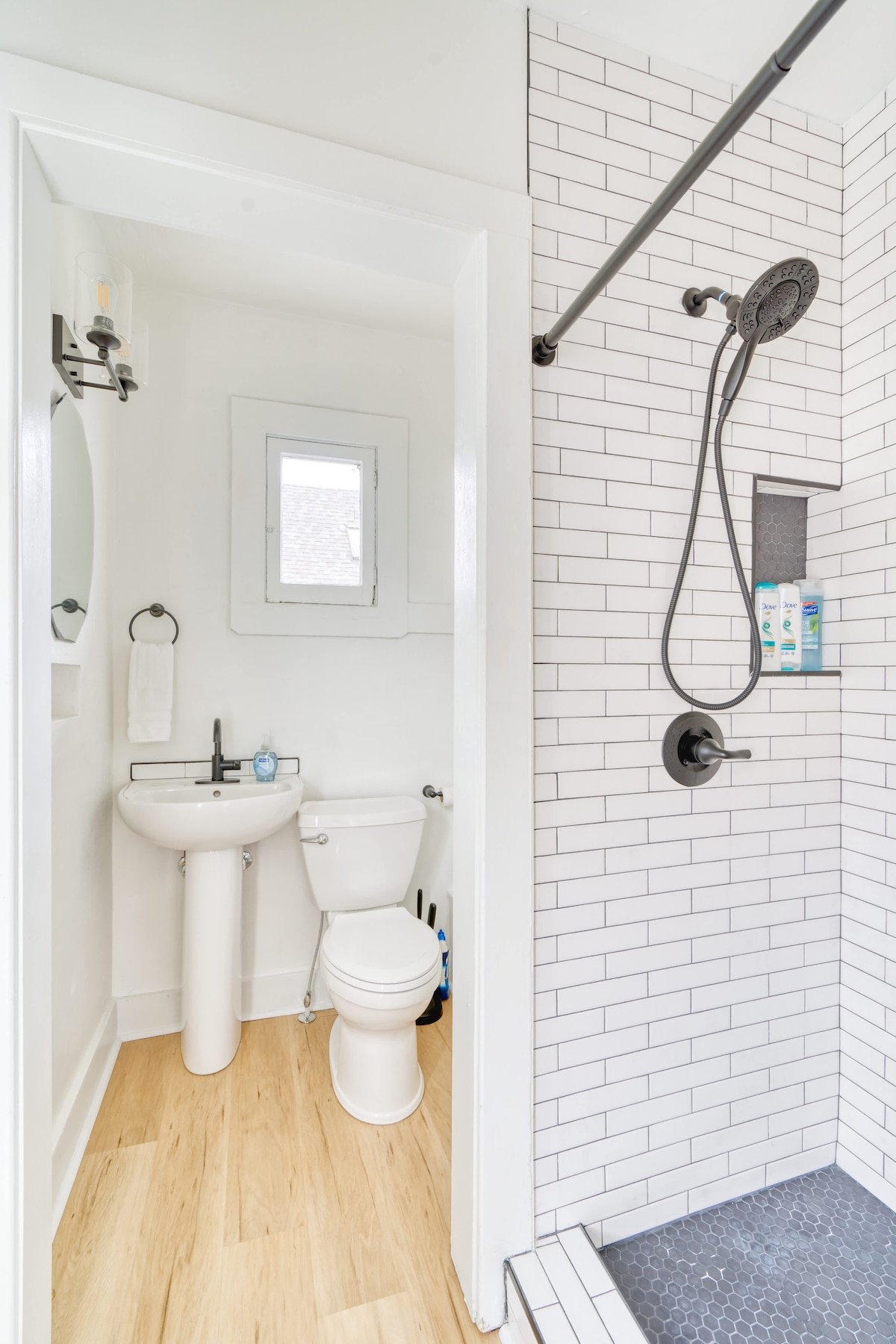 Renovated Studio • Dining Nearby • AC • Fast WiFi image 12