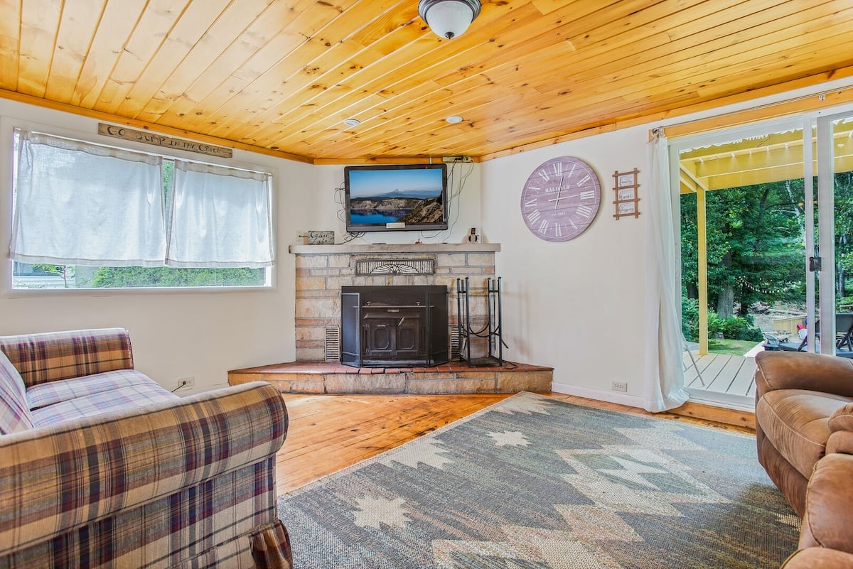 Frog Hollow Lodge | Riverfront, Fire Pit + Kayaks! image 12