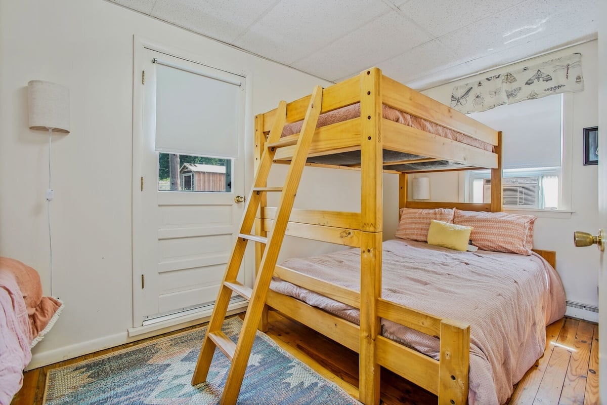 Bedroom 2 - Queen Bed & Bunks