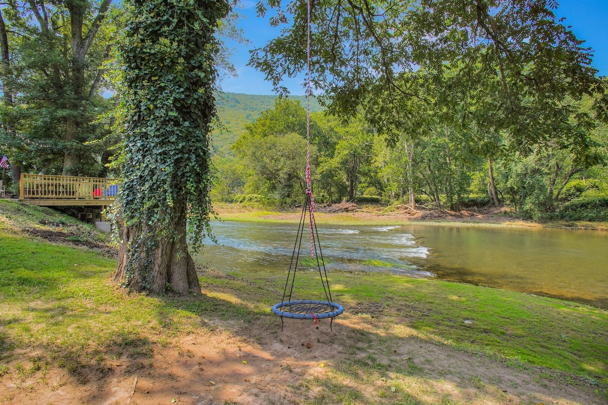 Frog Hollow Lodge | Riverfront, Fire Pit + Kayaks! image 32