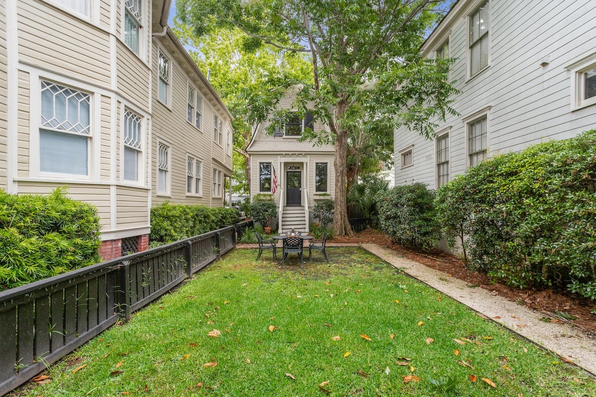 The Rainbow Cottage | Downtown Luxury image 6