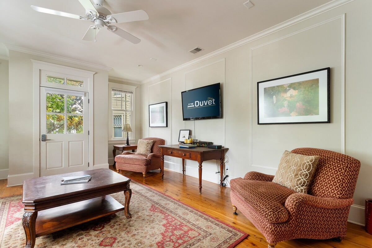 The Rainbow Cottage | Downtown Luxury image 9