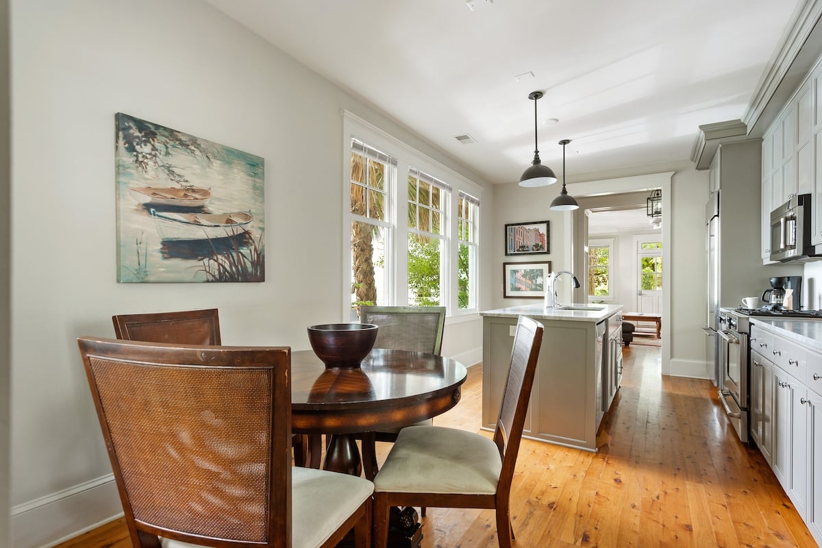 The Rainbow Cottage | Downtown Luxury image 15
