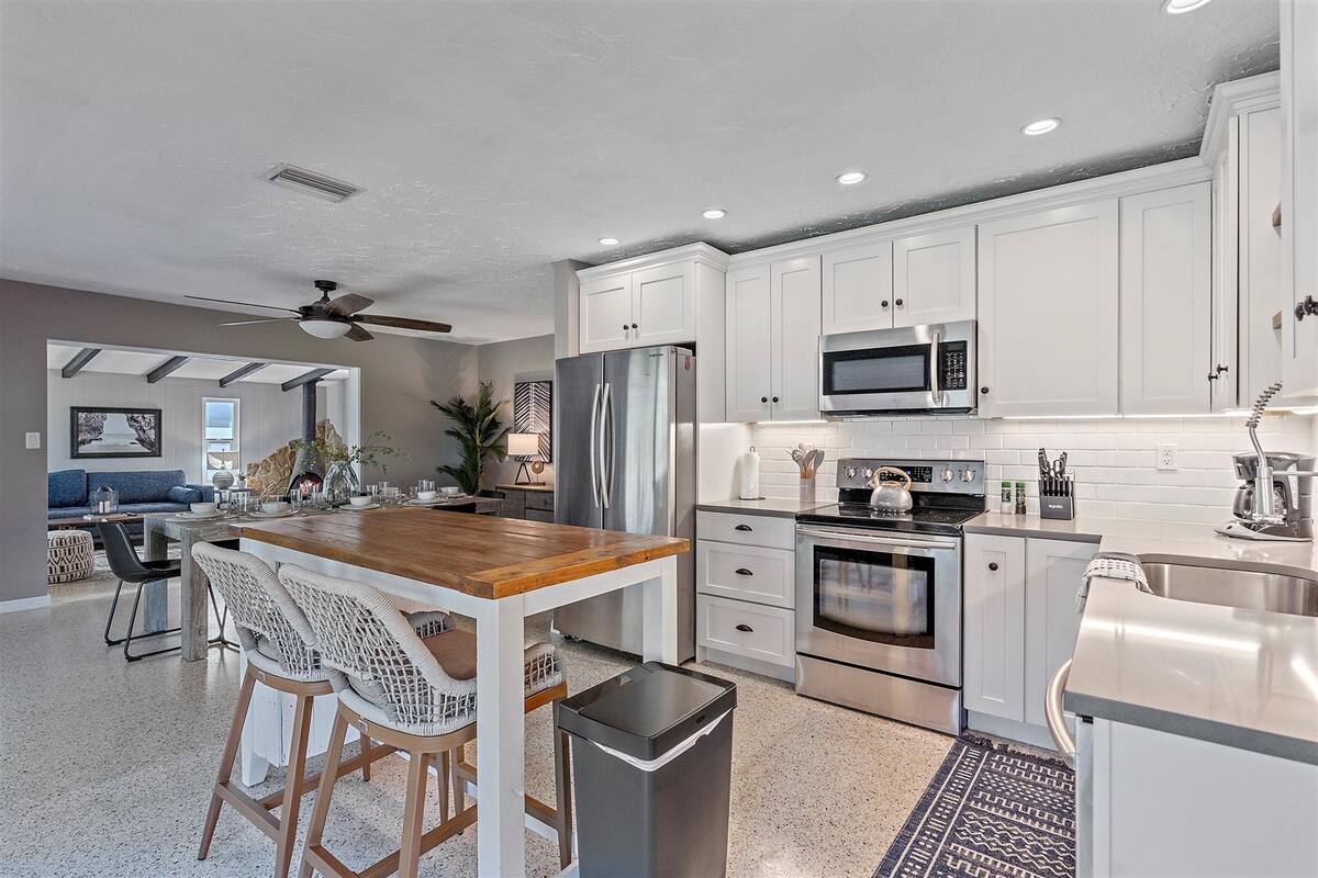 Beautiful kitchen with island seating!