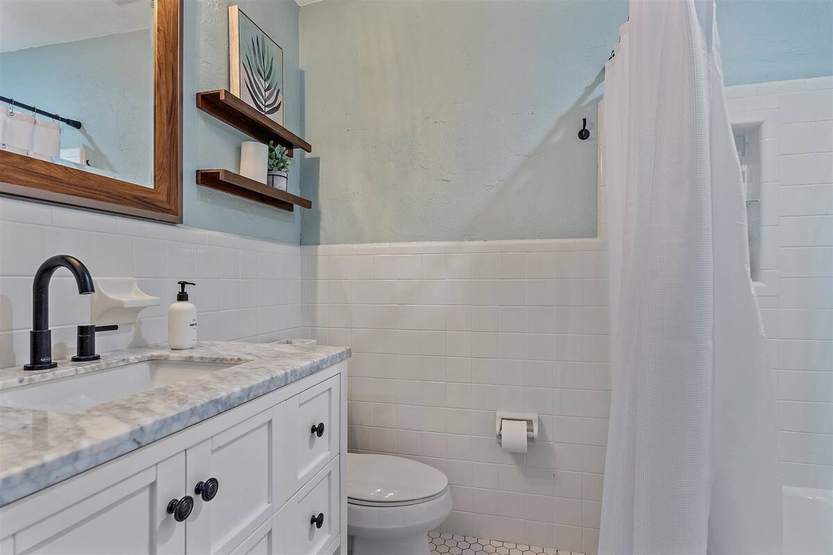 Full bath with shower/tub combo accessible from the hallway.

We use clean products and toiletries in the home so that you and your loved ones can enjoy a toxin-free stay!