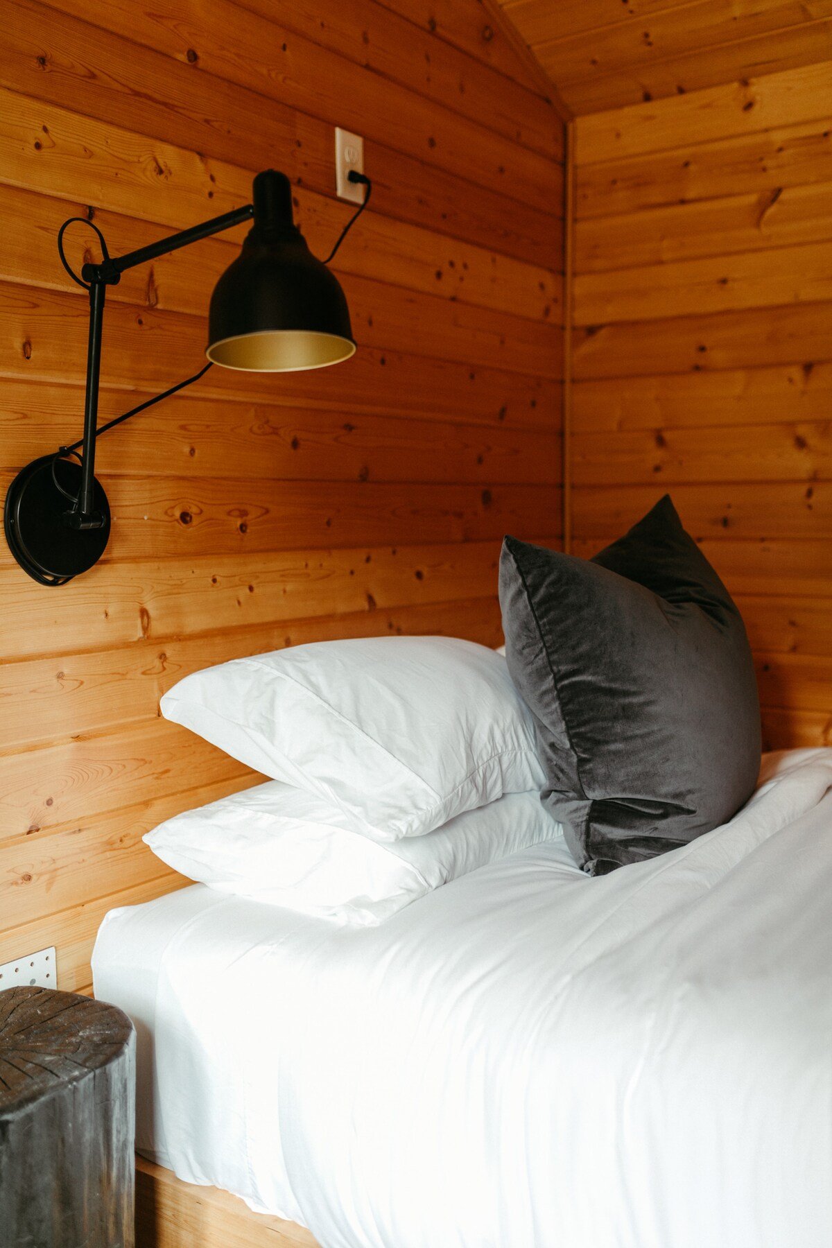 Both firm foam and soft feather pillows are provided