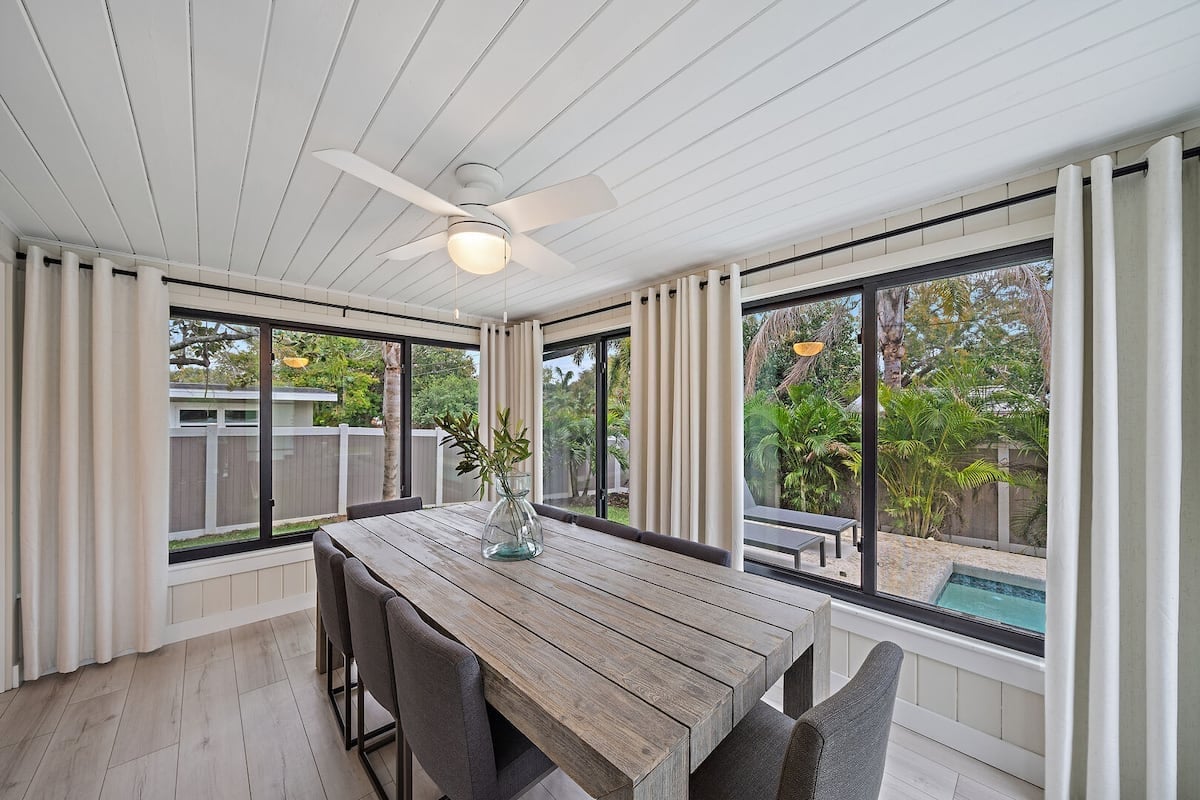 This beautiful dining area is great for a family or friends vacation dinner!