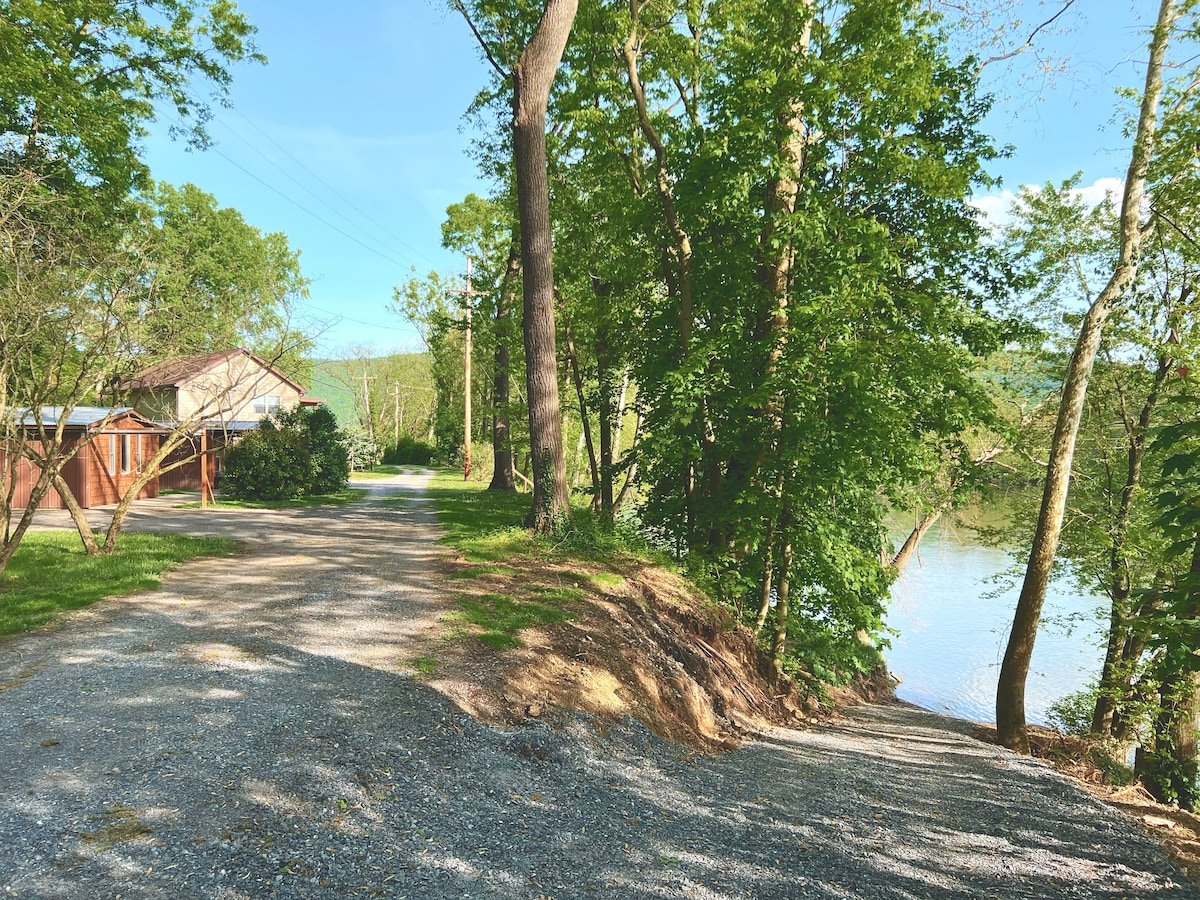 Gravel lane and boat ramp access!