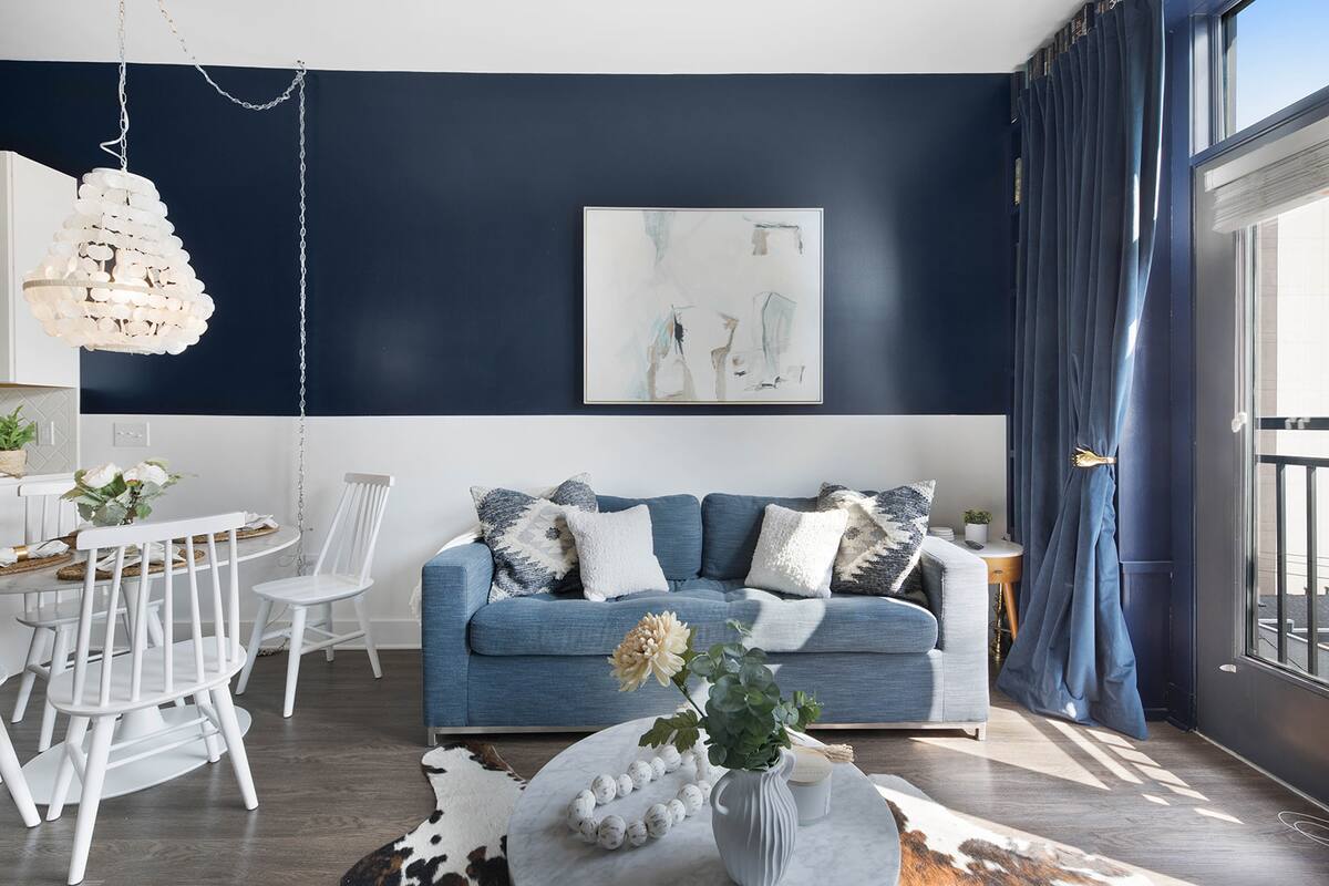 Cozy and Inviting Living Room with Plush Seating