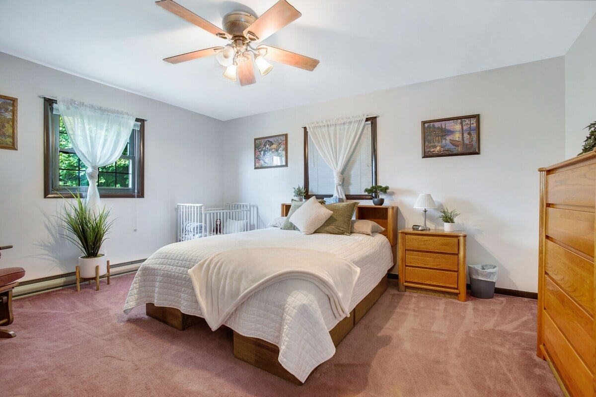 Bedroom 1 - Queen Bed