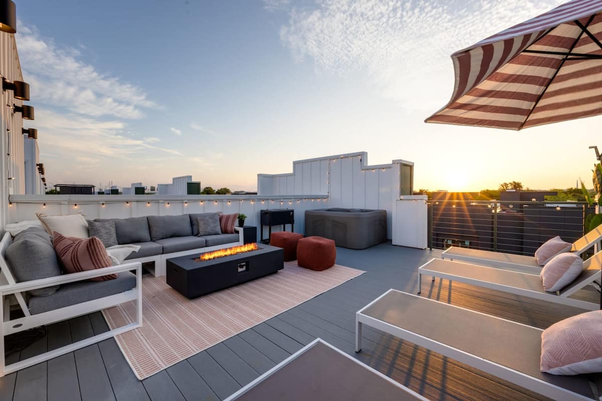 Relaxing Rooftop Lounge for Gatherings and Relaxation

