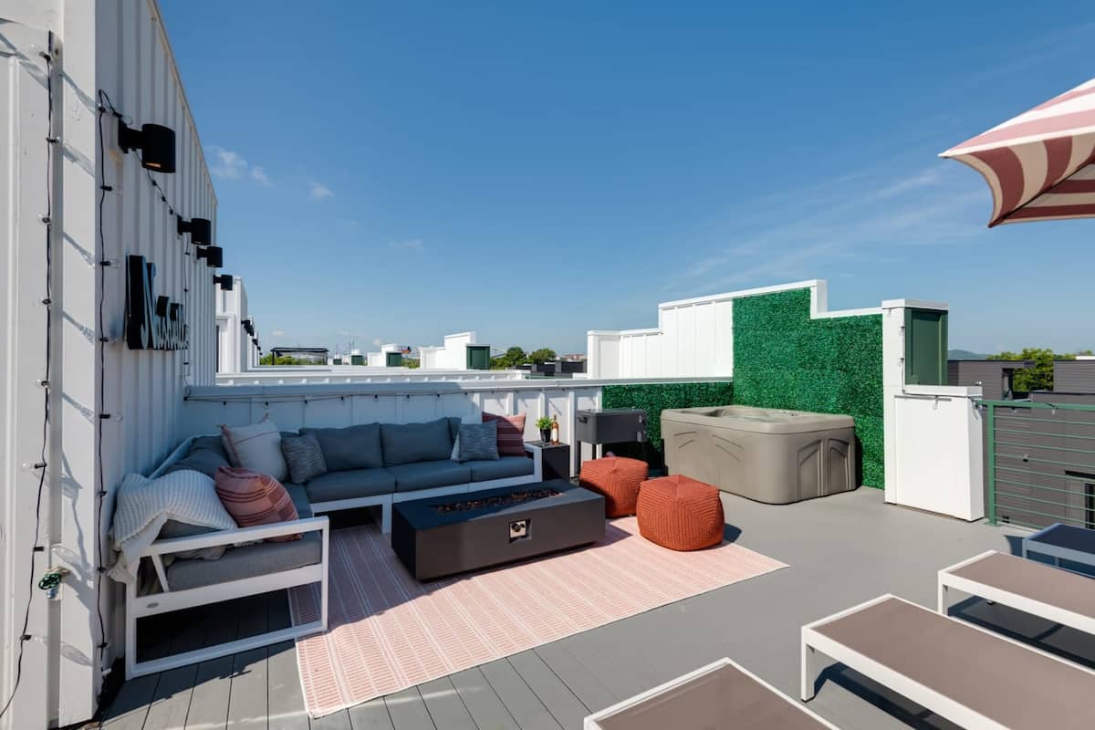 Relaxing Rooftop Lounge with Fire Pit for Gatherings and Relaxation
