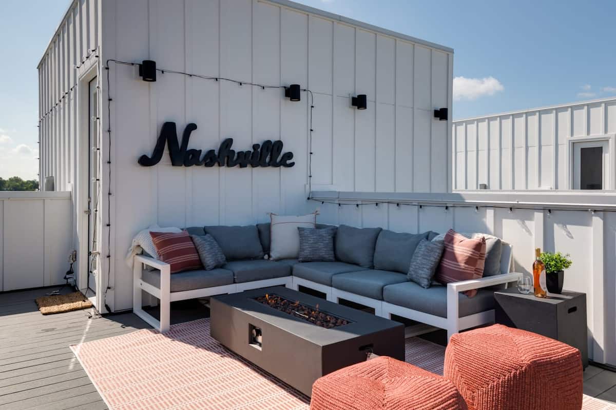 Relaxing Rooftop Lounge with Fire Pit for Gatherings and Relaxation
