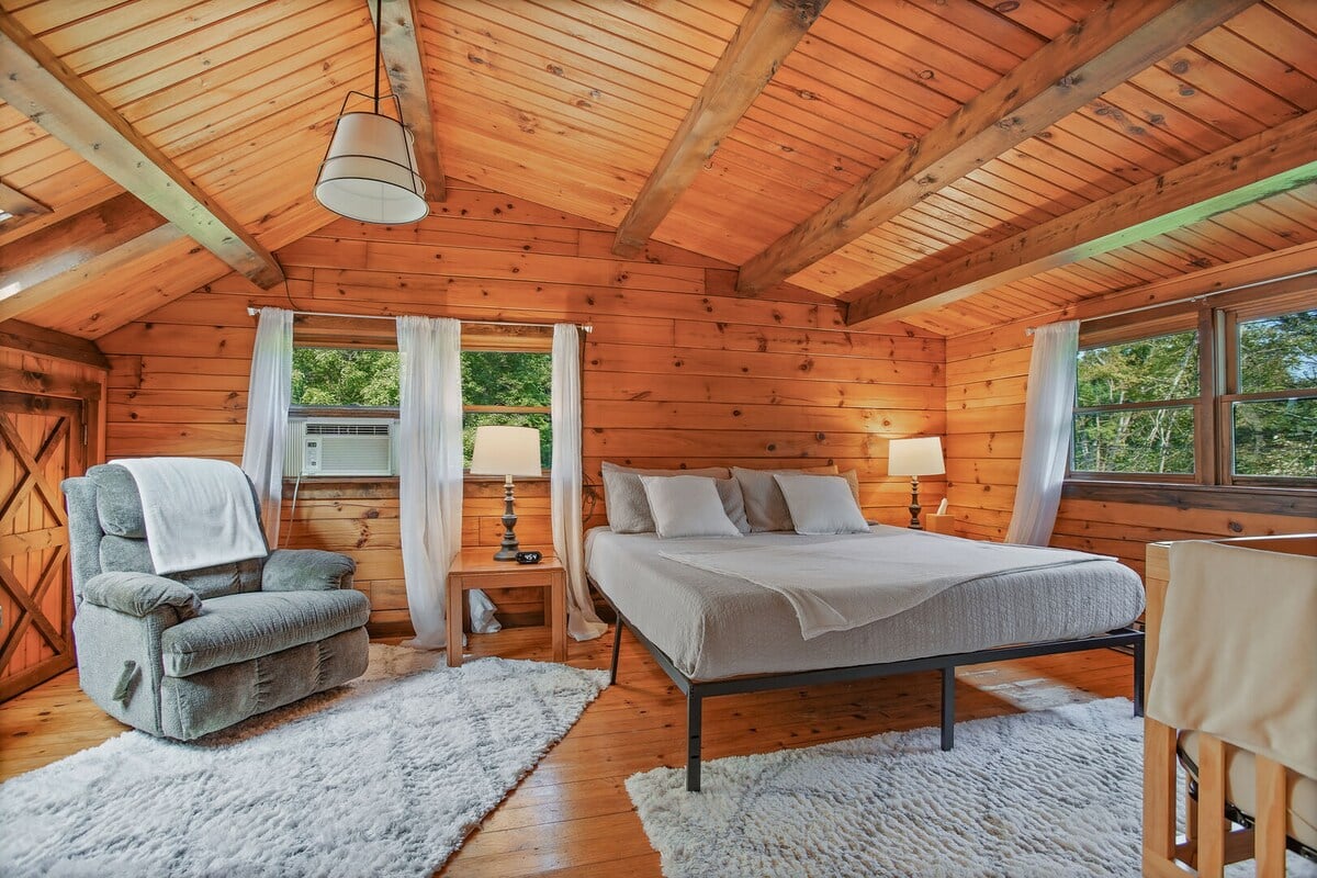 Bedroom 2 - King Bed & Crib!