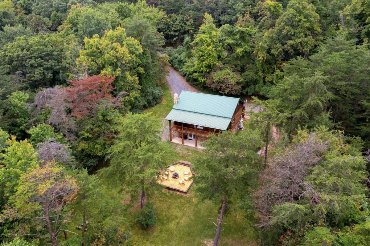 Discover serene luxury at a log cabin in Huntingdon in Huntingdon, PA