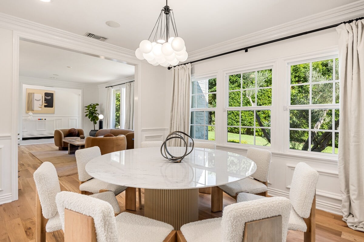 A perfect setting for shared moments in the dining room, featuring a beautiful round table, seating 7 guests. 