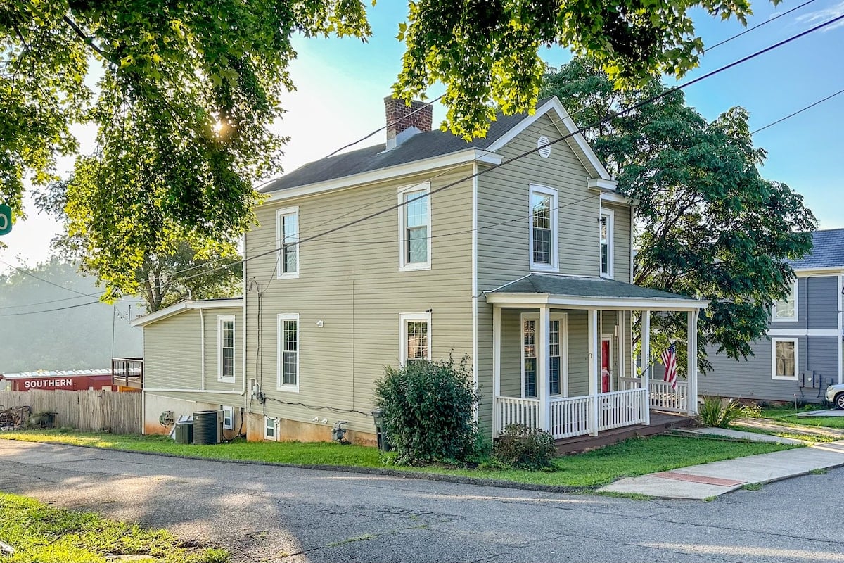 Parking can be a little tight. There’s space along the side of the house plus 2-3 cars can park in front.