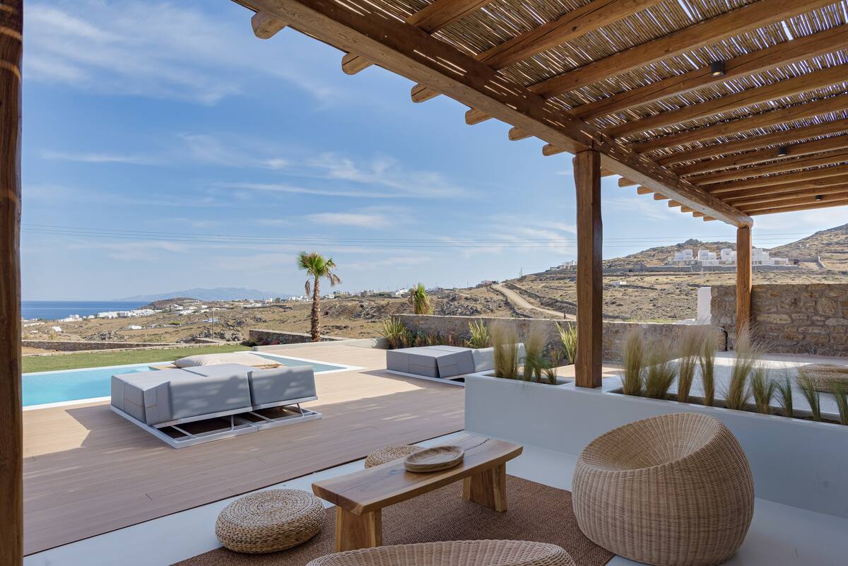 Experience Mykonos Town's charm from this chic, central retreat. in Agia Anna, Divonia