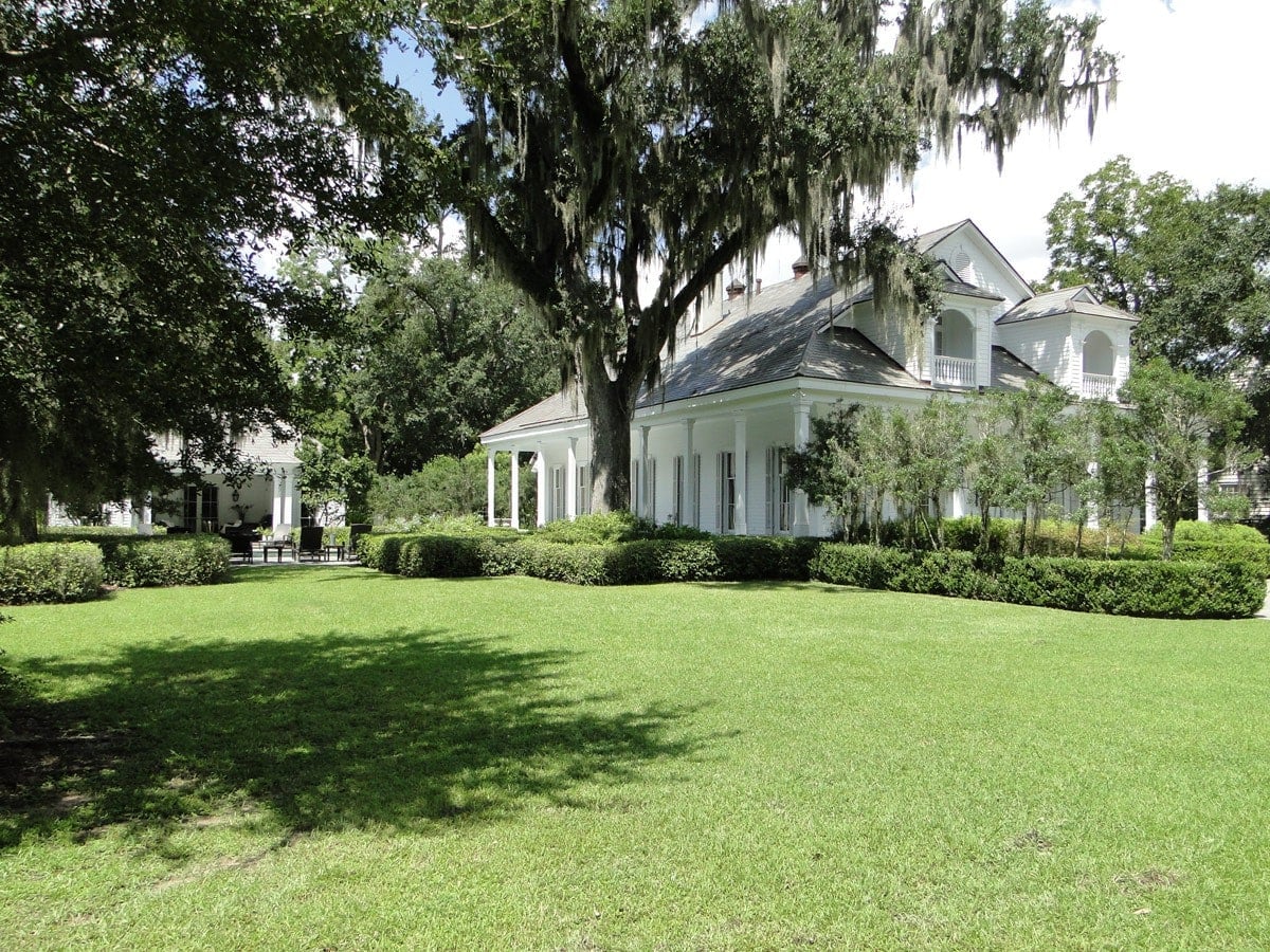 Enjoy Modern Comforts with High-End Furnishings in Covington, LA