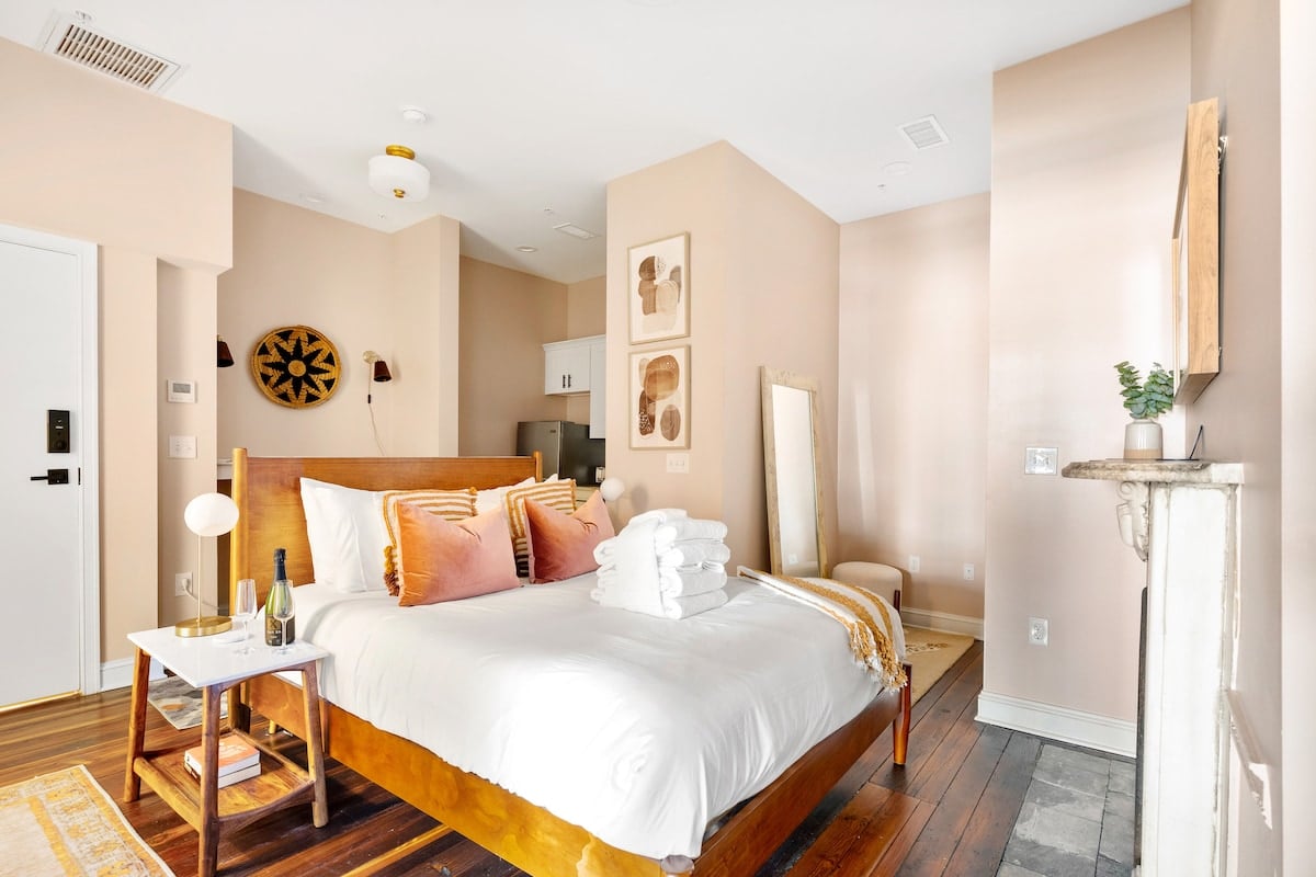 **CAPTION:** Nestled in the heart of Charleston, "Property" exemplifies Southern elegance with its charming contemporary design. The interior exudes a serene and welcoming atmosphere, featuring warm earth tones and sleek wooden accents. The room is adorned with minimalist artwork and plush bedding, creating a cozy retreat for travelers seeking comfort and sophistication. Perfectly balancing modern luxury with a touch of rustic charm, this setting is ideal for a rejuvenating stay in a historic location.

2. **META DESCRIPTION:** Property - Cozy room with warm earth tones | Book at Journey.com
