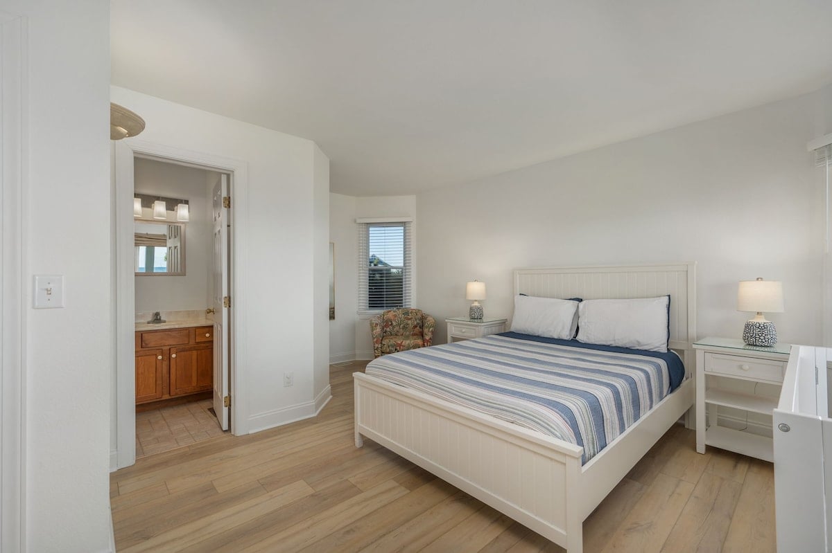 Middle Level Queen Bedroom with Full Bathroom - Family Suite