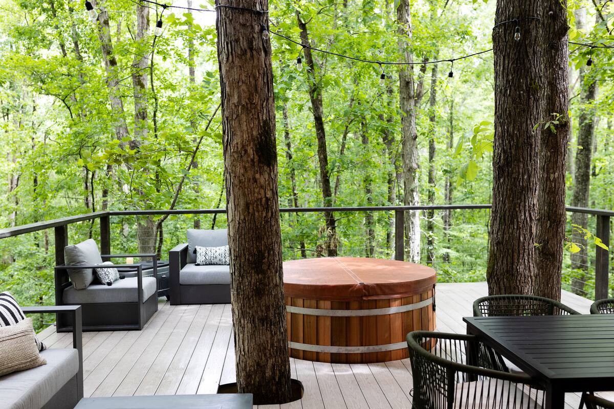 Experience Nature’s Luxury in a Treehouse Escape in Fairburn, GA