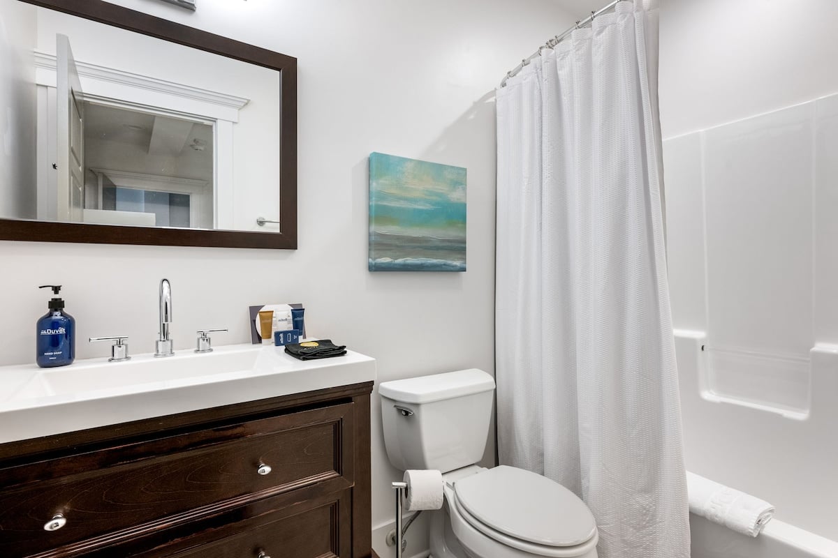 Ensuite Bathroom with Shower/Tub Combo