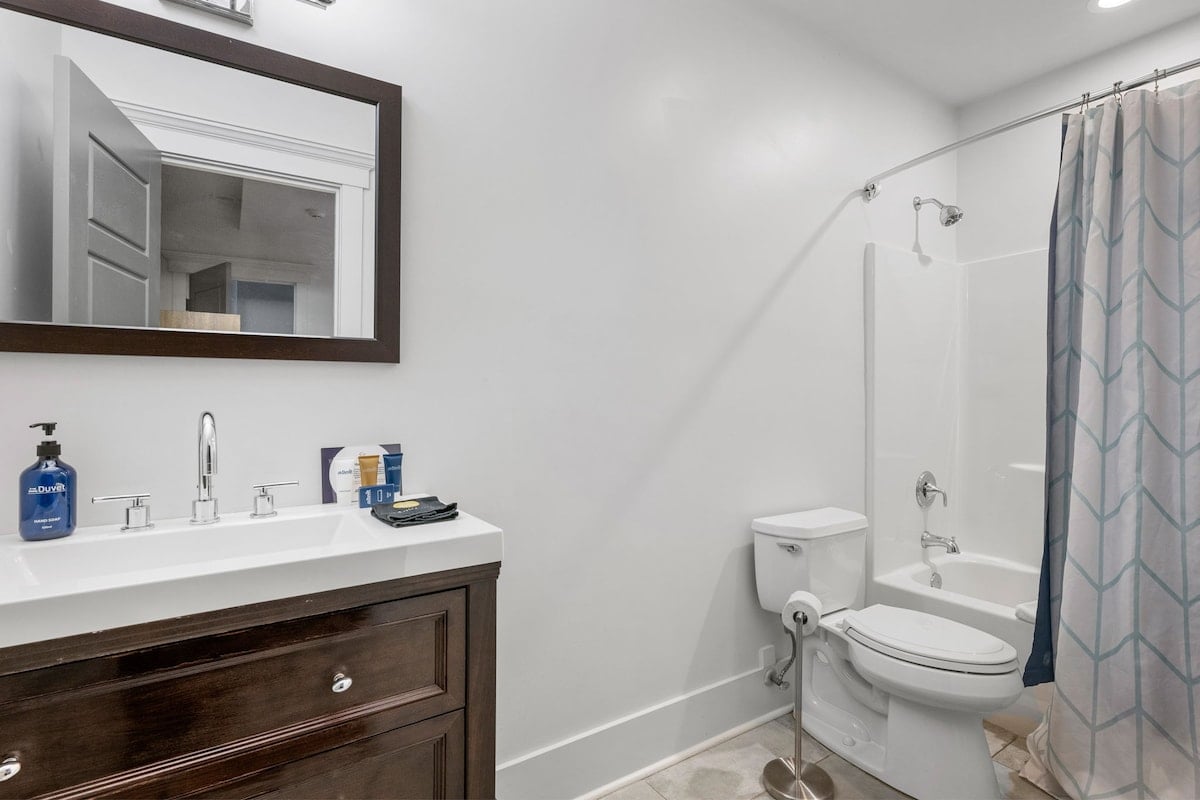 The Quad at 493 - 4 Suites - Right on King! image 23