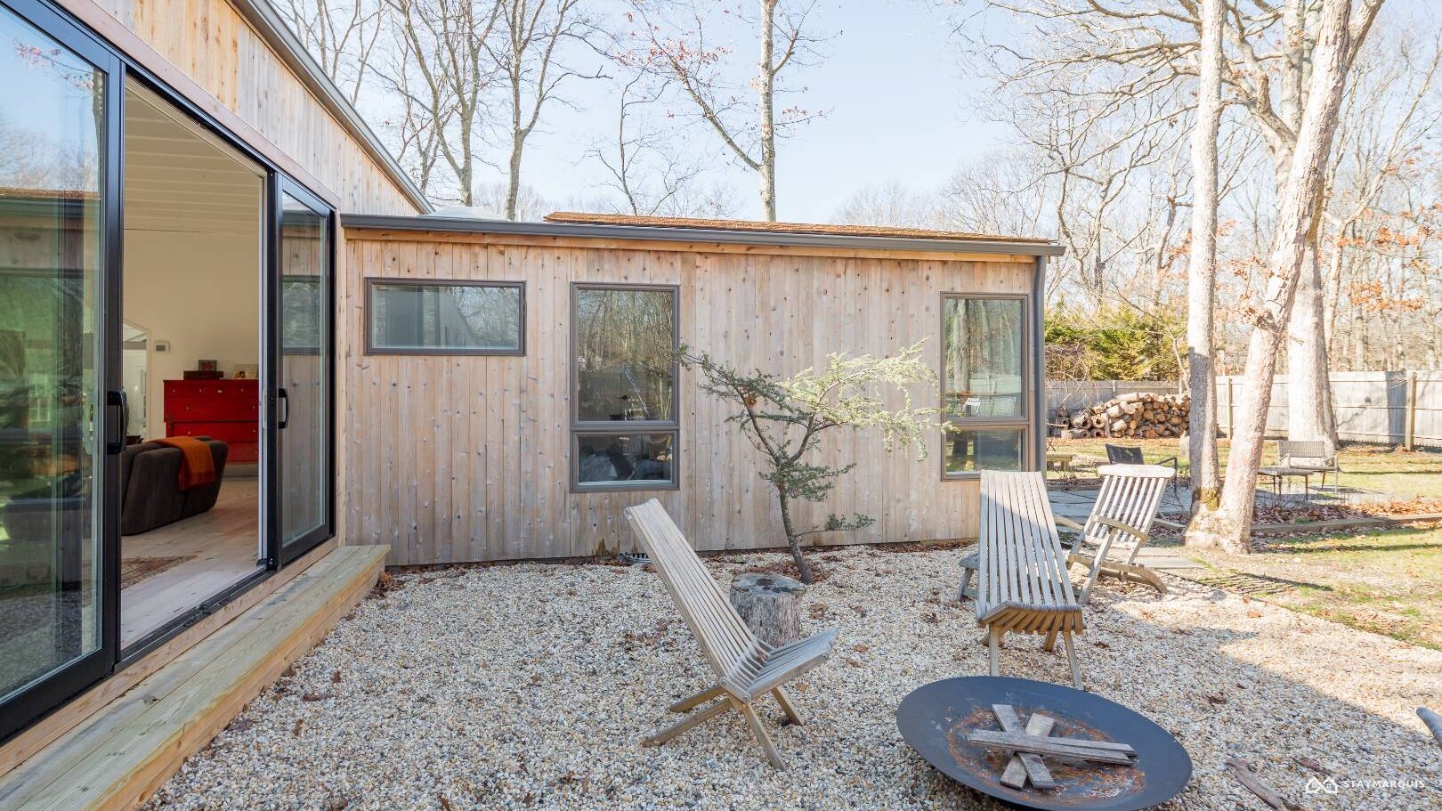 A hedge-lined retreat where summer stretches into every room in East Hampton, NY