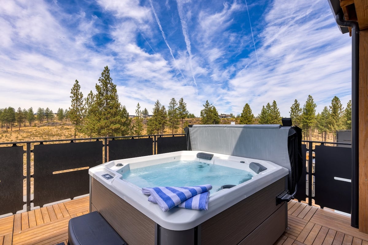 Two homes, one hot tub, and the unhurried pace of Central Oregon in Deschutes County, OR