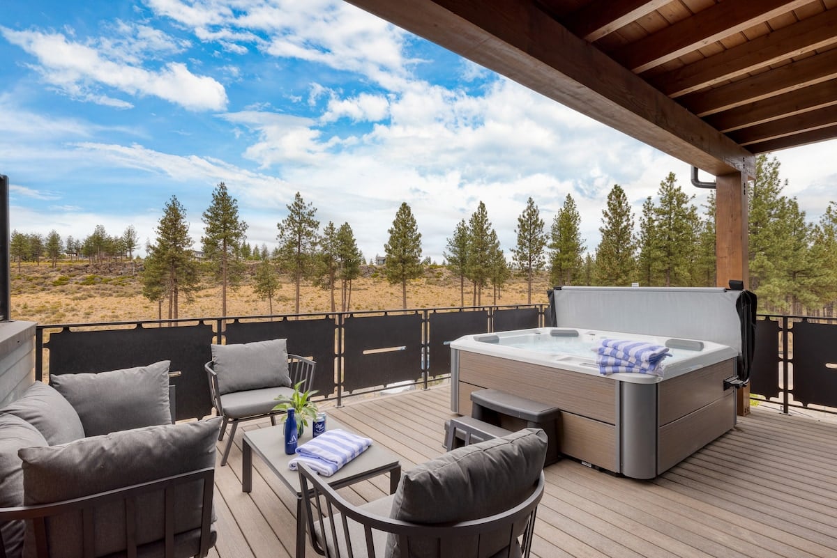 Hot Tub, Mins to Old Bend | 2 Units - King | Aerie image 41